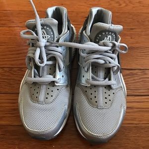 nike huarache women’s size 6 gray and silver